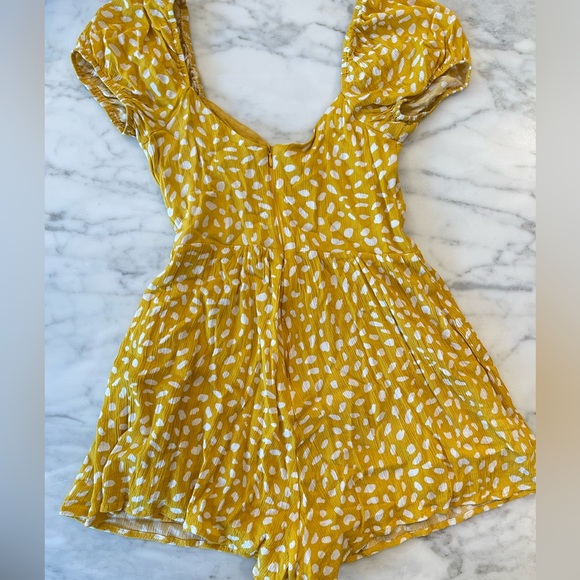 EUC (xs) Lulu’s Yellow Polkadot Romper - Picture 3 of 5